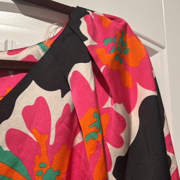 Gorgeous Entro floral blouse. NWT. Size XL. - Picture 10 of 10